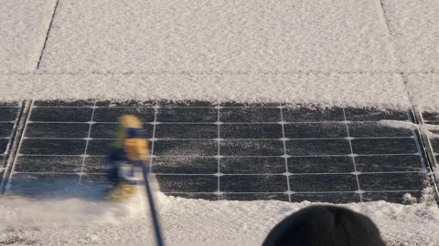 Cleaning solar panels Video stock 295041114
