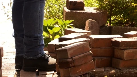 Cleaning Stacking Bricks 스톡 동영상 89298163