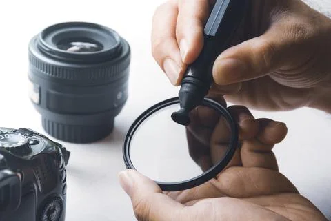 Cleaning stain on CPL filter of camera lens with carbon brush cleaner Foto stock