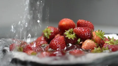 Cleaning strawberry on the dish. Video stock 87195077