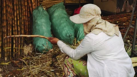 Cleaning the sugar rope Stock-Footage 132077971