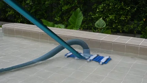 Cleaning summer pool using vacuum cleaner Vídeo Stock 280382108