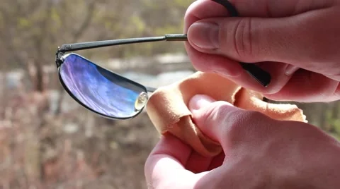 Cleaning sunglasses 動画素材 61597298