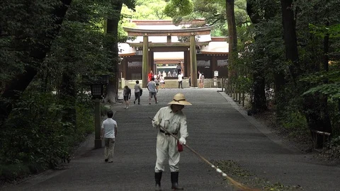 Cleaning the Tokyo temple Vídeos de archivo 96165030