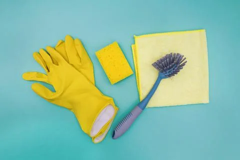 Cleaning tools on green background, top view. Foto stock