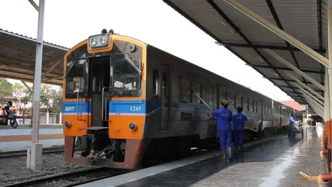 Cleaning train at chiangmai train station Video stock 137963942