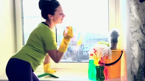 Cleaning a window Vídeo Stock 21742557