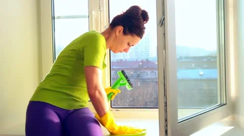 Cleaning a window Stockbeeldmateriaal 21765310