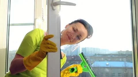 Cleaning a window Vidéo 21765935
