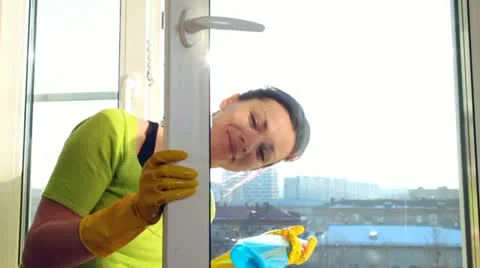 Cleaning a window Stock-Footage 21765954