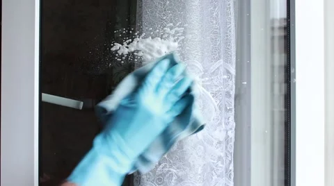 Cleaning a window 動画素材 61695491
