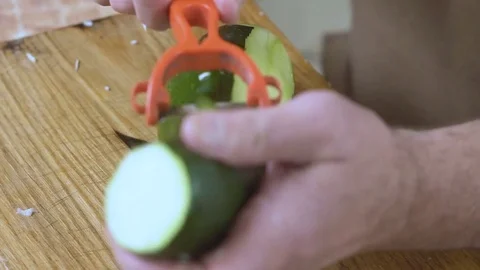 Cleaning zucchini close up Stockbeeldmateriaal 80100696