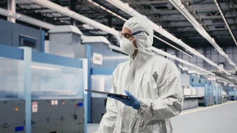 Cleanroom worker tracking semiconductor fabrication lots with tablet Stock Footage 333394611