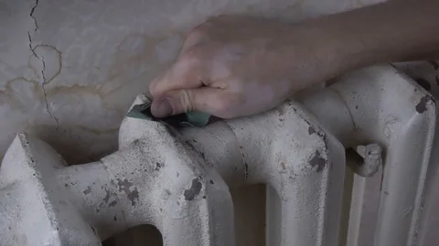 Cleans the battery of rust with sandpaper Vidéo 116129230