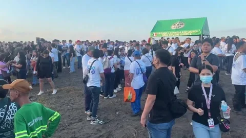 Cleanup groups collect trash along Manila coast ahead of World Cleanup Day, Mani Stock Footage 345860106