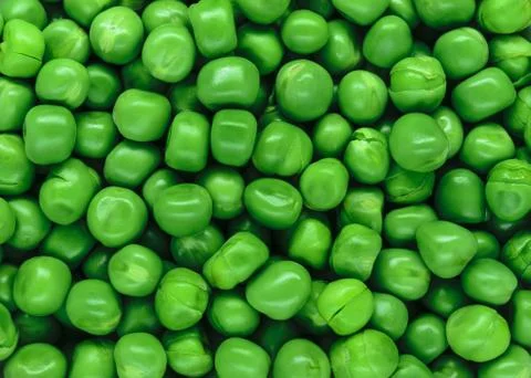 Clear and sharp close up view of fresh green peas background surface Foto stock