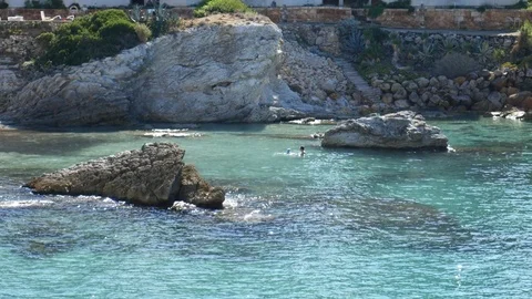 Clear blue seas with rocks in them in Cala Pi Mallorca Spain 库存影片 81047446