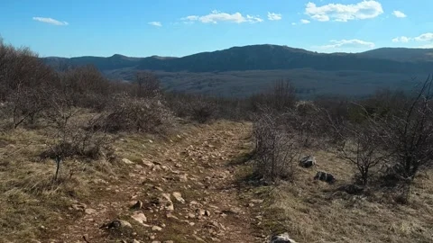 Clear blue sky above rolling hills. Kozji Kamen Viewpoint Vidéo 331873191