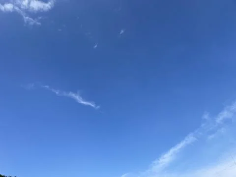 Clear blue sky with clouds 库存照片