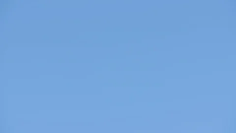 Clear blue sky for composite background plate. Even lighting, no clouds Vídeo Stock 128065842