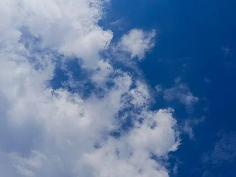 Clear blue sky filled with soft white clouds forming a beautiful natural clouds Foto stock