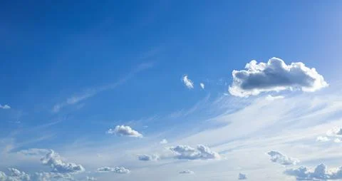 Clear Blue Sky with Fluffy Clouds: Serene Nature Background for Tranquility.. Fotos Stock