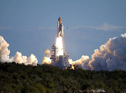 A clear blue sky hosts the Space Shuttle Orbiter Columbia STS-107 mission ... 스톡 사진