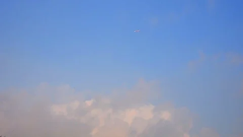 Clear blue sky with plain white cloud. Stock-Footage 109604359