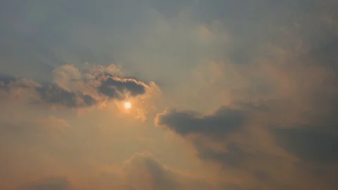 Clear blue sky with plain white cloud. Stock-Footage 109604532