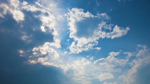 Clear blue sky with plain white cloud. Stock-Footage 109606572