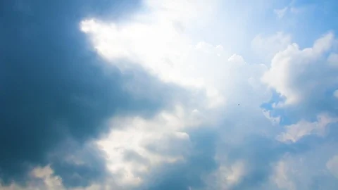 Clear blue sky with plain white cloud. Stock-Footage 109607054