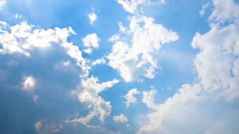 Clear blue sky with plain white cloud. Vídeos de archivo 109607175