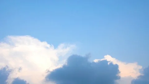 Clear blue sky with plain white cloud. Stock-Footage 109607363