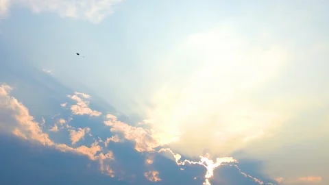 Clear blue sky with plain white cloud. Stock-Footage 109607801