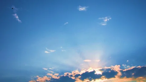 Clear blue sky with plain white cloud. Stock-Footage 109608251