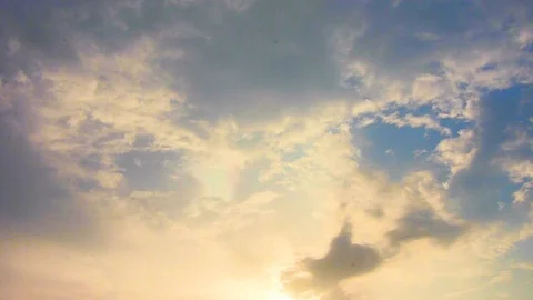 Clear blue sky with plain white cloud. Stock-Footage 109620125