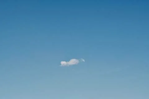 Clear blue sky with plain white cloud with space for text background Foto stock