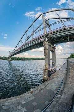 Clear blue sky with scattered clouds, large red metal suspension bridge ove.. Foto stock