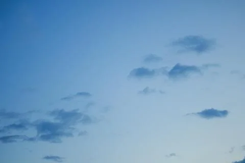 Clear Blue Sky With Scattered Clouds 库存照片