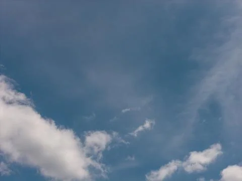Clear blue sky with white clouds on a sunny day Foto stock