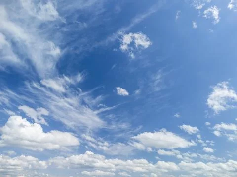 Clear blue sky with wispy clouds, ideal for conveying a sense of freedom and Foto stock