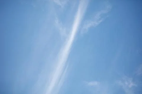 Clear blue sky with wispy, delicate cloud streaks Фото