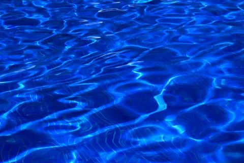 Clear blue water waves form patterns in the pool at a resort in Seychelles under Foto stock