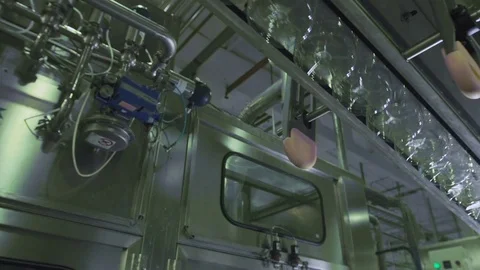 Clear Bottles transfer on Conveyor hanging System Vidéo 70471793