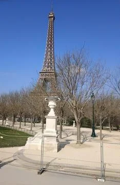A clear, bright blue sky,  Eiffel Tower Fotos de archivo