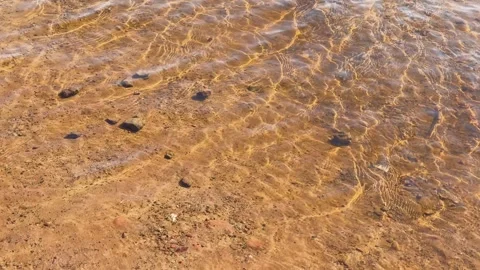 Clear, clean river water with small waves Vidéo 329091238