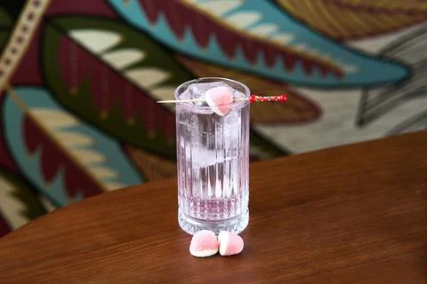 Clear Cocktail with Candy Garnish Foto stock
