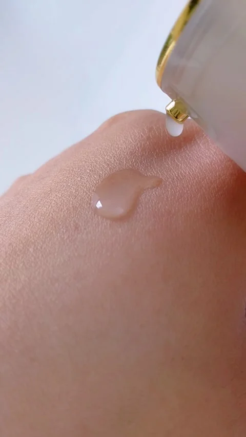 Clear cream dripping onto back of hand. Close up view. Transparent moisturi.. Stock Footage 338279037