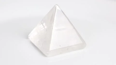 Clear Crystal Quartz Pyramid 스톡 동영상 132664766