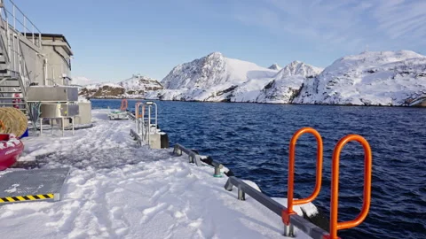 A clear day on a dock in Norway during winter Vídeo Stock 267811196